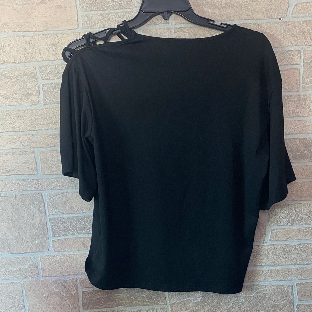SHEIN Black Tee with Heart Design - Picture 6 of 6
